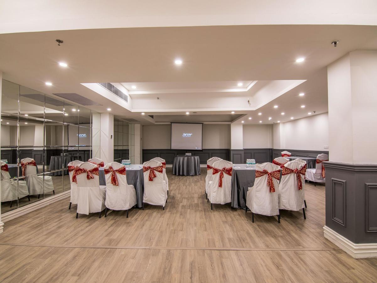 Oyo Townhouse 028 Corporate Suite Noida Exterior photo